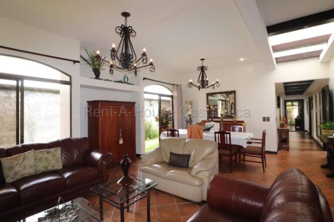 Amplia casa en venta en Villas La Ceiba, Alajuela in San Isidro, Alajuela — ₡ 325 000 000