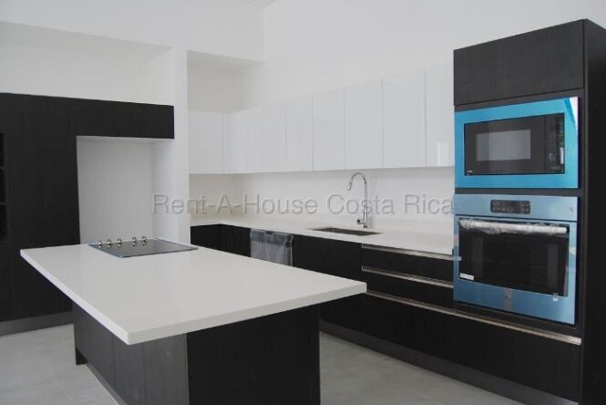 Se alquila casa en Piedades Santa Ana 26-2013 en Piedades, Santa Ana, San José — $2,000