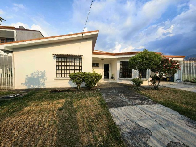 Venta de casa en Guachipelin uso de suelo mixto terreno de 916 m2 in San Rafael, Escazú, San José — $850,000 - Photo 2 of 28