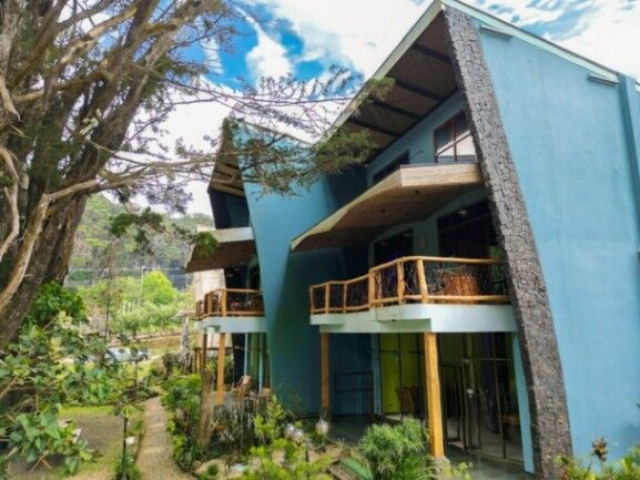 Se vende espaciosa propiedad con uso mixto en Angeles Heredia 25-1534 en Ángeles, San Rafael, Heredia — $620,000