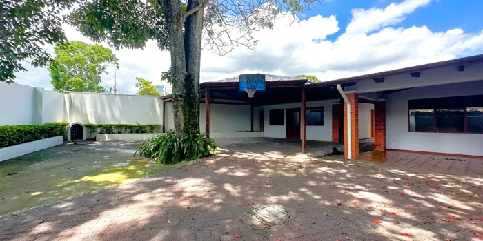 Venta/Alquiler amplia casa de un nivel en San Rafael, Escazú (CT) en San Rafael, Escazú, San José — $4,500 - Foto 2 de 15