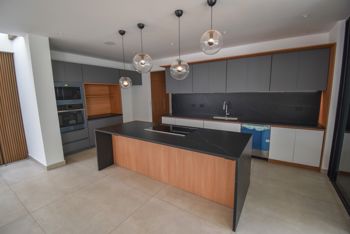 Moderna Casa para Estrenar de 4 Habitaciones con Piscina en Escazú in San Rafael, Escazú, San José — $8,000 - Photo 3 of 34