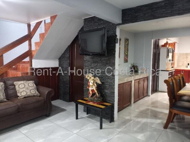Venta de Casa de 4 Habitaciones en Guadalupe 26-1417 in Carmen, San José — $184,000