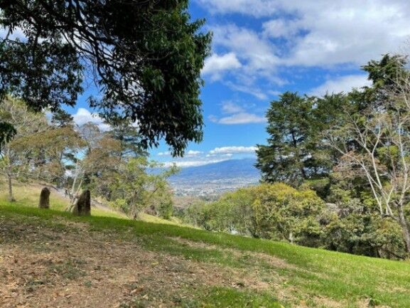 Se vende amplio terreno de 1.6 hectáreas en San Antonio Escazú 23-1737 en San Antonio, Escazú, San José — $350,000