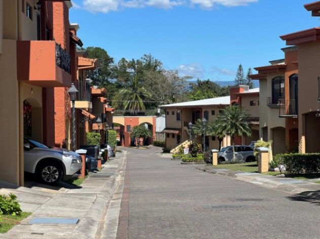 Venta de Encantadora Casa en Brasil de Mora / Mls. 26-1021 OFC JB in Colón, Mora, San José — $250,000