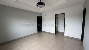 Casa Moderna de 3 Niveles en Alquiler en San Rafael, Escazú | 4 Habitaciones + Excelentes Amenidades en San Rafael, Escazú, San José — $2,600 - Foto 5 de 18