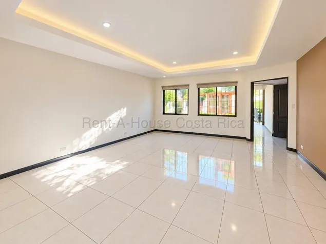 Venta de casa independiente de un nivel con amplios jardines en Pozos #27-758 GS en Pozos, Santa Ana, San José — $260,000 - Foto 2 de 11