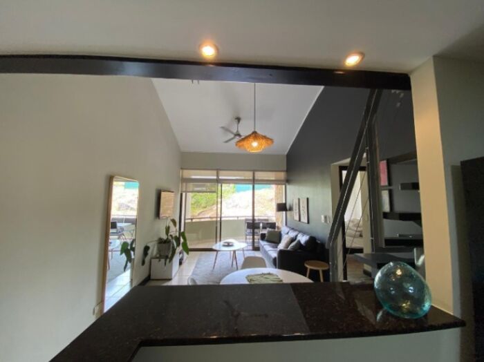 Venta de apartamento esquinero con mezzanine y amenidades #26-10 GS en Santa Ana, San José — $185,000