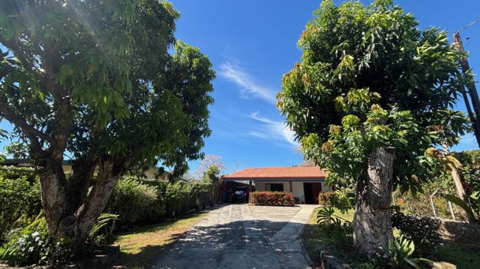 Acogedora casa ubicada convenientemente cerca de la ciudad y la 27 en Atenas, Alajuela — $290,000