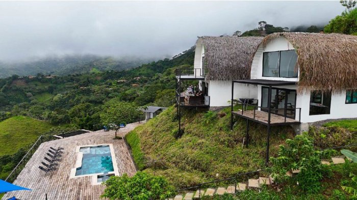 Presente airbnb ideal para botique hotel, restaurante, retiro, etc. en Atenas, Alajuela — $1,300,000