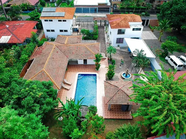 Gran propiedad de inversión de alquiler con excelente ubicación en Jacó, Garabito, Puntarenas — $1,500,000