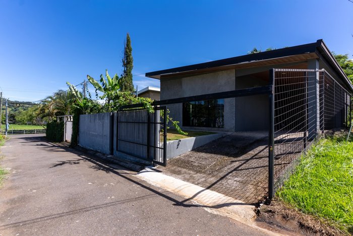 Casa moderna con un diseño atractivo en un barrio y diseños bonitos. in Atenas, Alajuela — $215,000