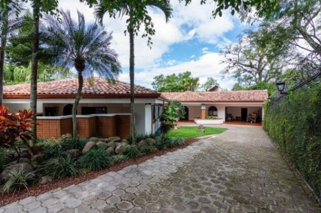 Alquiler de Casa en Escazú, San José. in San Rafael, Escazú, San José — $4,500