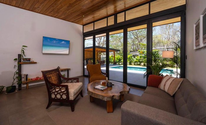 𝐌𝐨𝐝𝐞𝐫𝐧 𝐇𝐨𝐦𝐞 𝐟𝐨𝐫 𝐑𝐞𝐧𝐭 𝐰𝐢𝐭𝐡 𝐚 𝐏𝐫𝐢𝐯𝐚𝐭𝐞 𝐏𝐨𝐨𝐥 in Tamarindo, Santa Cruz, Guanacaste — $2,500 - Photo 3 of 17