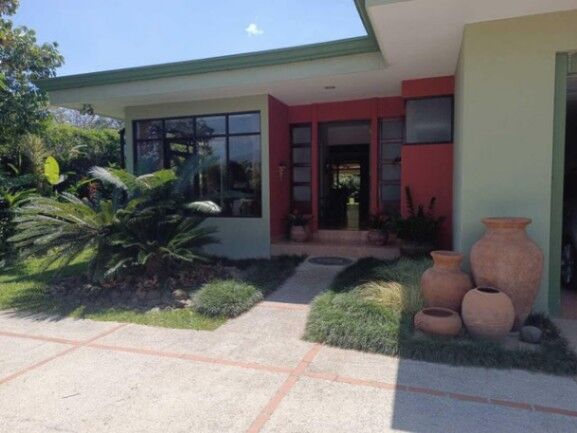 Se vende casa con amplia zona verde en San Rafael Escazú 24-1294 en San Rafael, Escazú, San José — $750,000
