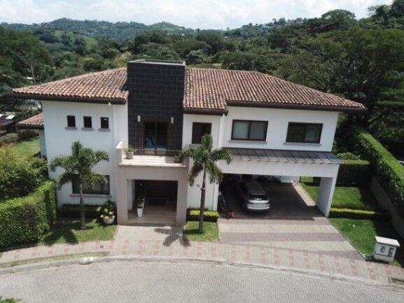 Se vende moderna casa con patio en condominio de Santa Ana 23-361 in Santa Ana, San José — $1,200,000