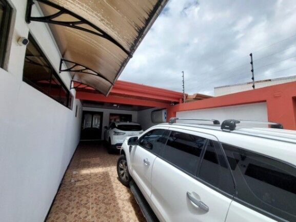 Se vende lujosa casa con uso de suelo mixto en Santo Tomas Heredia 25-1934 en Santo Tomás, Santo Domingo, Heredia — $520,000