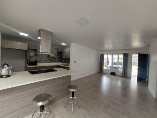 Se vende moderna casa en condominio de Ciudad Colon 26-764 in Colón, Mora, San José — $218,000