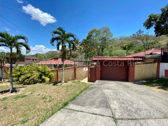 Venta de Lote + Casa en Santa Ana, San José. RAH 25-1836 en Santa Ana, San José — $800,000