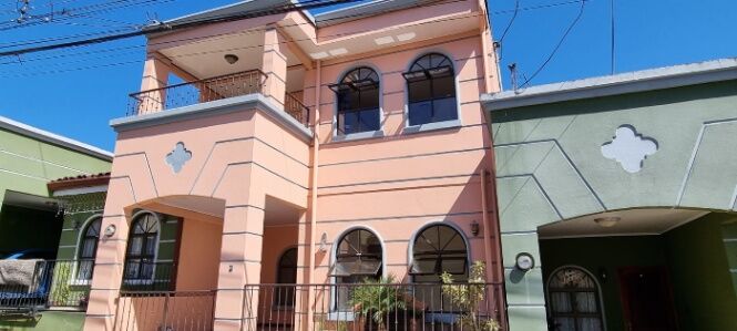 Viva en la mejor casa de Alajuelita, en un exclusivo condominio, seguridad 24/7 y bellas amenidades en Alajuelita, San José — ₡ 90 000 000