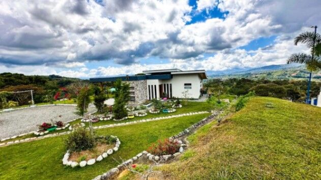 Venta de Maravillosa Casa en Pérez Zeledón / Mls. 26-985 OFC JB en El General, Pérez Zeledón, San José — $560,000