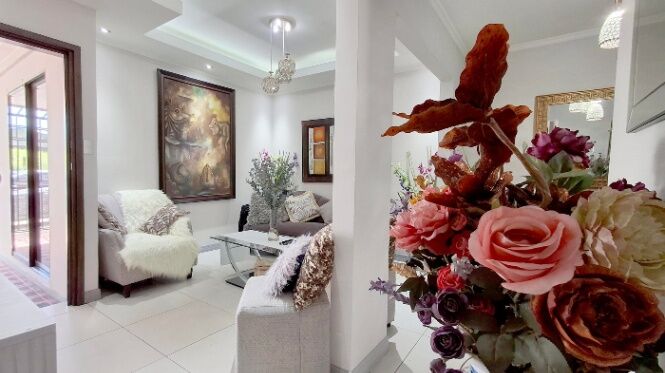 Se alquila casa con mucha luz natural en Curridabat 26-927 in Curridabat, San José — $950