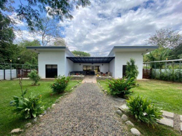 Venta de Hermosa y Espaciosa Casa en La Guácima, Alajuela / OFC Mls. 25-308 en Guácima, Alajuela — $363,000