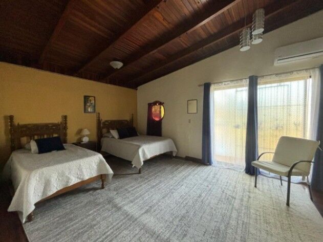 CASA GRANDE DE PLAYA CON 2 APARTAMENTOS EN VENTA, PUNTARENAS, $857.000 en El Roble, Puntarenas — $857,000