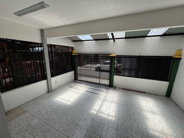 Oportunidad de Inversión: Casa Familiar Multinivel con Amplios Espacio en Ulloa, Heredia — ₡ 91 000 000 - Foto 2 de 63
