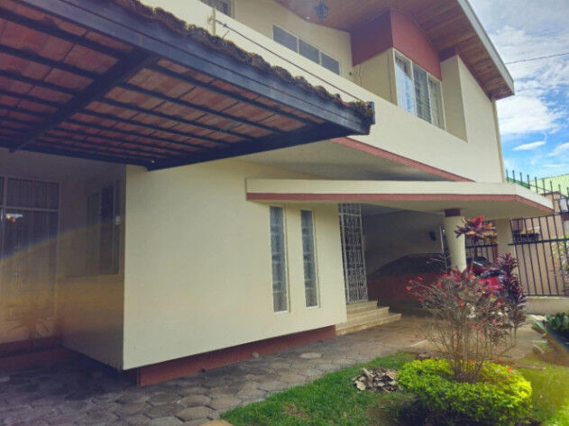 Descubre el hogar perfecto en Lourdes de San Pedro CASA EN VENTA OFC /AD in San Pedro, Montes De Oca, San José — $360,000