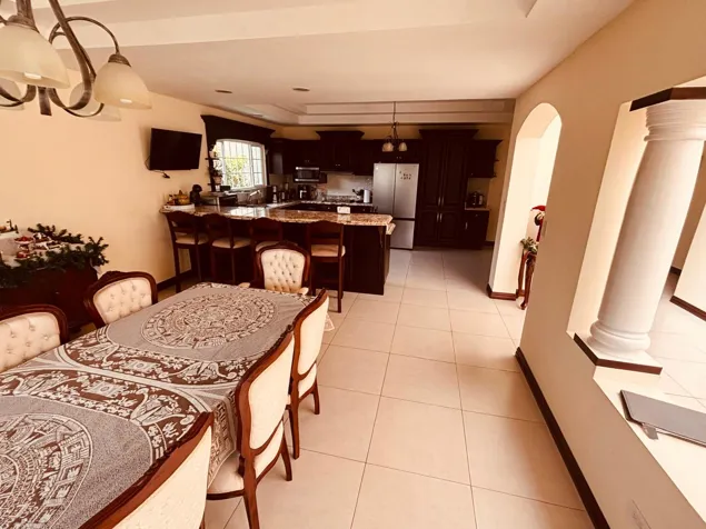 Spacious House for Sale in an Exclusive Condominium in San Isidro de Heredia in Concepción, San Isidro, Heredia — ₡ 300 000 000 - Photo 3 of 12