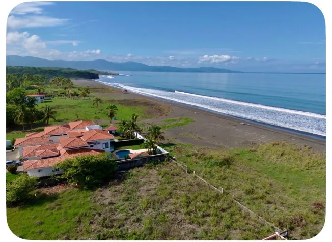 Totalmente renovada: casa frente a la playa con título de 6 habitaciones y piscina en Costa Rica en Tárcoles, Garabito, Puntarenas — $850,000 - Foto 2 de 40