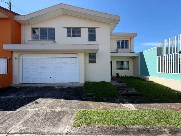 VENTA DE CASA INDEPENDIENTE CON PISCINA EN ROHRMOSER in Pavas, San José — $335,000