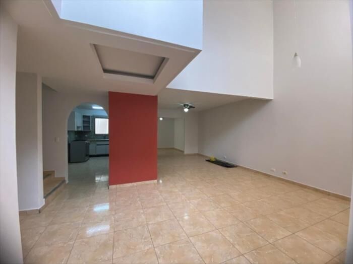 ¡ Escazú Centro en Esta Increíble Casa de 4 Dormitorios y 3 Baños con Espacio para 2 Carros 🏠🚗 en Escazú, San José — $1,400