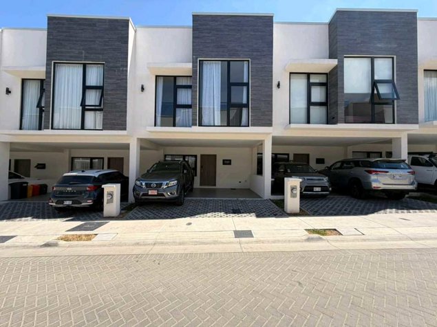 ESTRENE CASA EN SANTA ANA URBANO. en Santa Ana, San José — $2,400