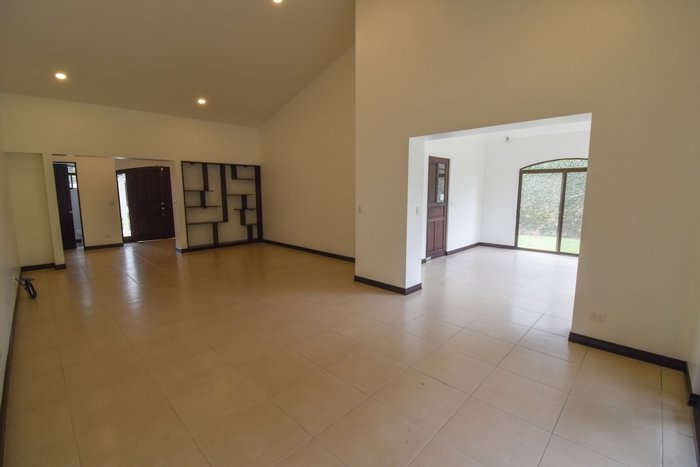 Casa de un solo nivel con 3 Habitaciones en Lindora in Pozos, Santa Ana, San José — $4,000 - Photo 3 of 35