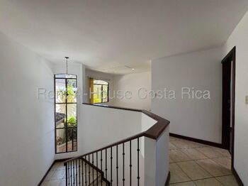 Viva en un exclusivo condominio de pocas casas. 26-1475  en San Rafael, Escazú, San José — $1,950 - Foto 4 de 13