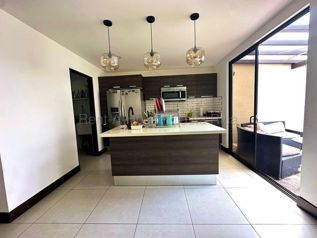 Venta de Casa en Parques del Sol-Santa Ana. RAH 26-1998 en Piedades, Santa Ana, San José — $290,000 - Foto 3 de 6