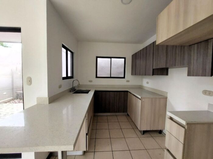 Venta de Casa en San Francisco de Heredia. RAH 25-2038 en San Francisco, Heredia — ₡ 110 000 000 - Foto 3 de 20