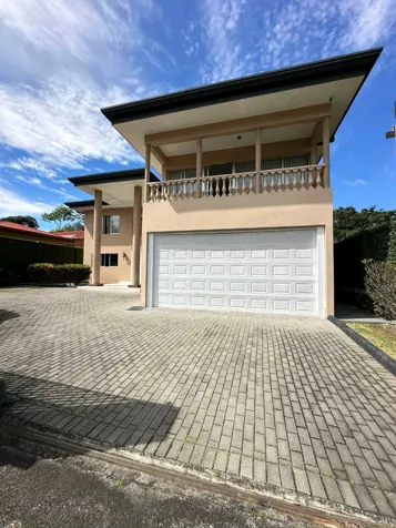 Hermosa Casa en La Alhambra en Colón, Mora, San José — $750,000 - Foto 3 de 32