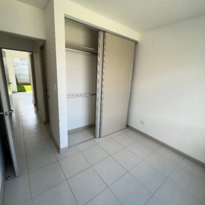 Alquiler de casa en condominio Akari en Ciruelas de Alajuela en San Antonio, Alajuela — $950