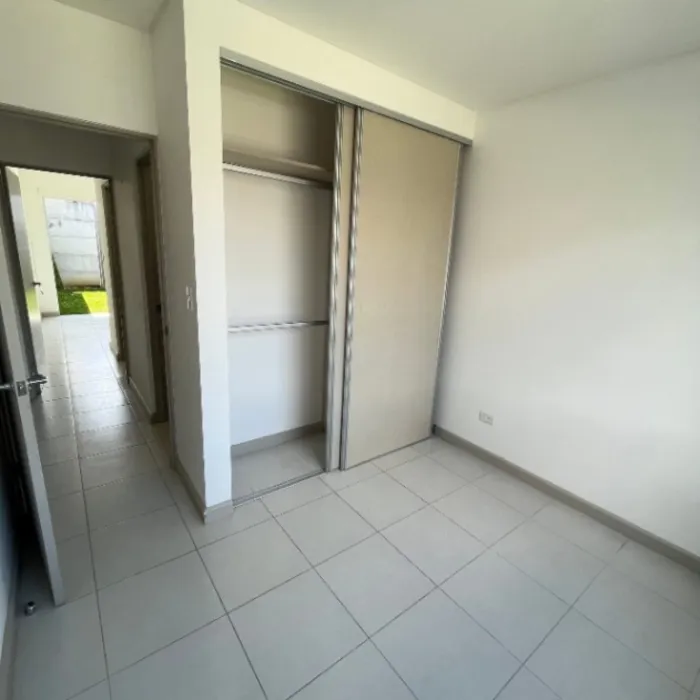 Alquiler de casa en condominio Akari en Ciruelas de Alajuela en San Antonio, Alajuela — $950 - Foto 2 de 14