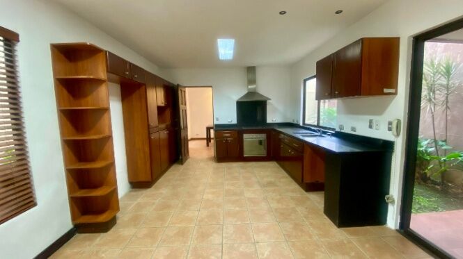 Casa en Venta en Santa Ana Centro in Pozos, Santa Ana, San José — $250,000 - Photo 2 of 29