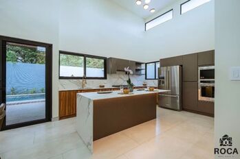 Brand new modern Tropical Villa for sale  in Uvita Osa en Bahía Ballena, Osa, Puntarenas — $549,000 - Foto 4 de 10