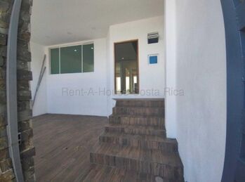 Venta de Casa Contemporánea en San Rafael de Heredia Dos niveles. RAH 26-1686 en San Josecito, San Rafael, Heredia — $315,000 - Foto 5 de 6