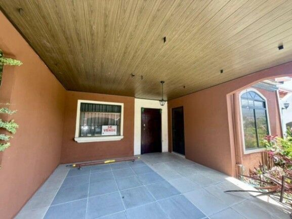 Se vende espaciosa casa en condominio de Mercedes Heredia 26-106 en Mercedes, Heredia — $165,000
