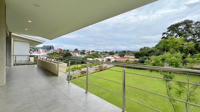 Penthouse en condominio Escazú con 243 m², balcón y vista in San Rafael, Escazú, San José — $400,000 - Photo 2 of 28