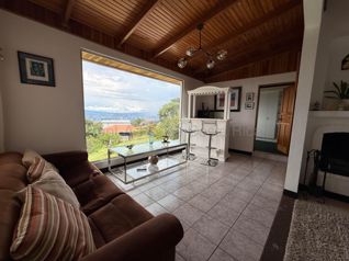 Alquiler de casa de 5 dormitorios con vistas a las montañas y miniapartamento #27-600 GS in San Antonio, Escazú, San José — $4,500 - Photo 2 of 11