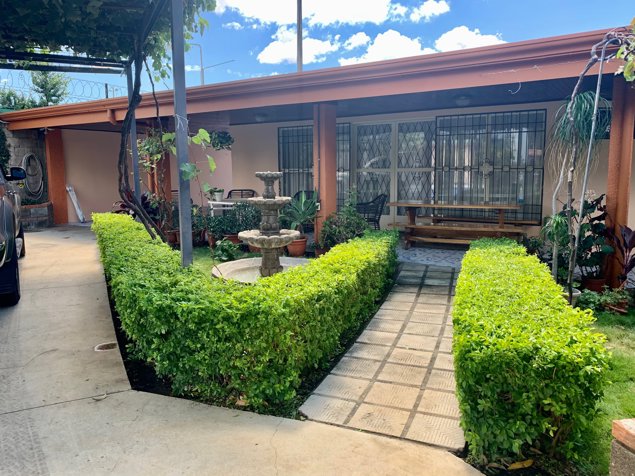 Venta de casa en Heredia, San Joaquin de Flores - Esquinera, uso mixto in San Joaquín, Flores, Heredia — $1,850,000 - Photo 3 of 31