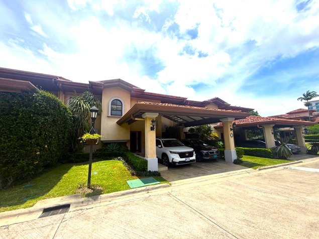 CASA EN VENTA VILLA TOSCANA | UNA JOYA REMODELADA/GUACHIPELÍN, ESCAZÚ in Escazú, San José — $452,000
